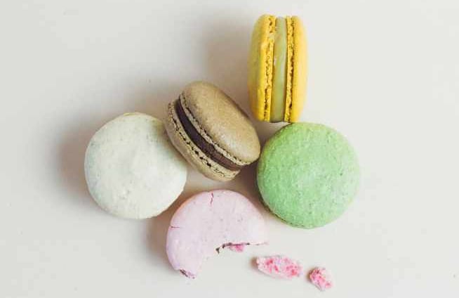 5 macarons with associated colors